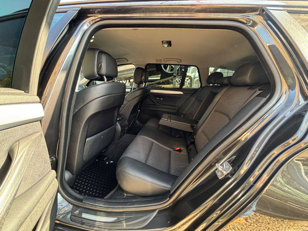 BMW 530 530d xDrive/2012/S.KNIHA-ZÁRUK