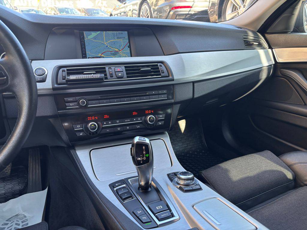 BMW 530 530d xDrive/2012/S.KNIHA-ZÁRUK